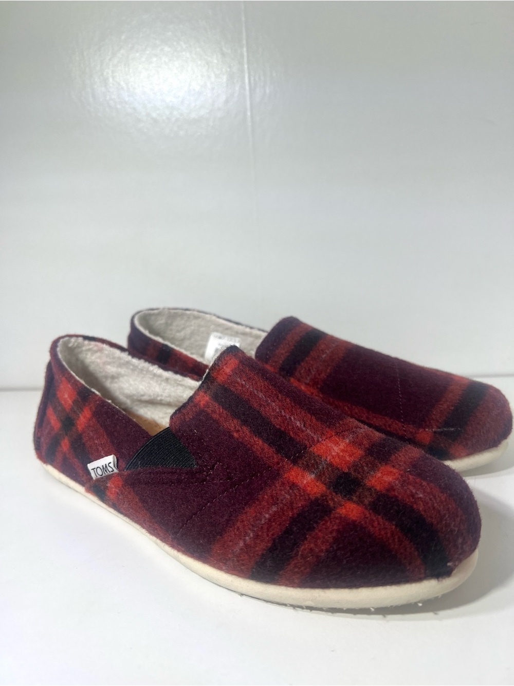 Toms Womens Slip On Flat Shoes Belmont Red Plaid with Faux Shearling Size 8.5